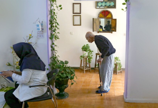 چالش‌های نگهداری از سالمندان در خانه؛ چه زمانی یک هتل سالمندی در شیراز انتخاب درستی است؟