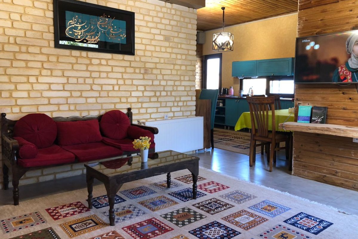 کلبه های زیبای هتل سالمندی پارک سلامت روان حاجات واقع در شیراز