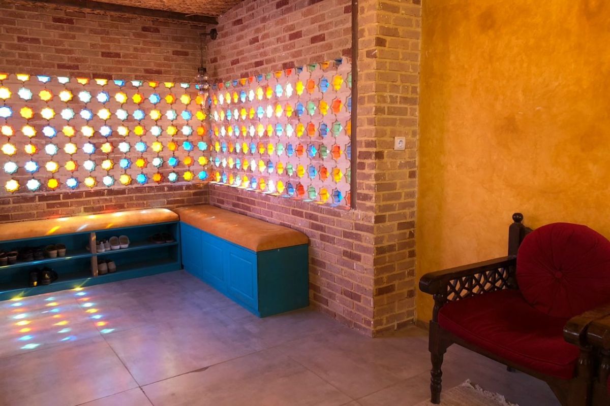 کلبه های زیبای هتل سالمندی پارک سلامت روان حاجات واقع در شیراز